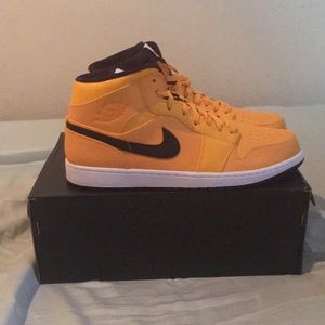 Jordan 1 retro mid University gold